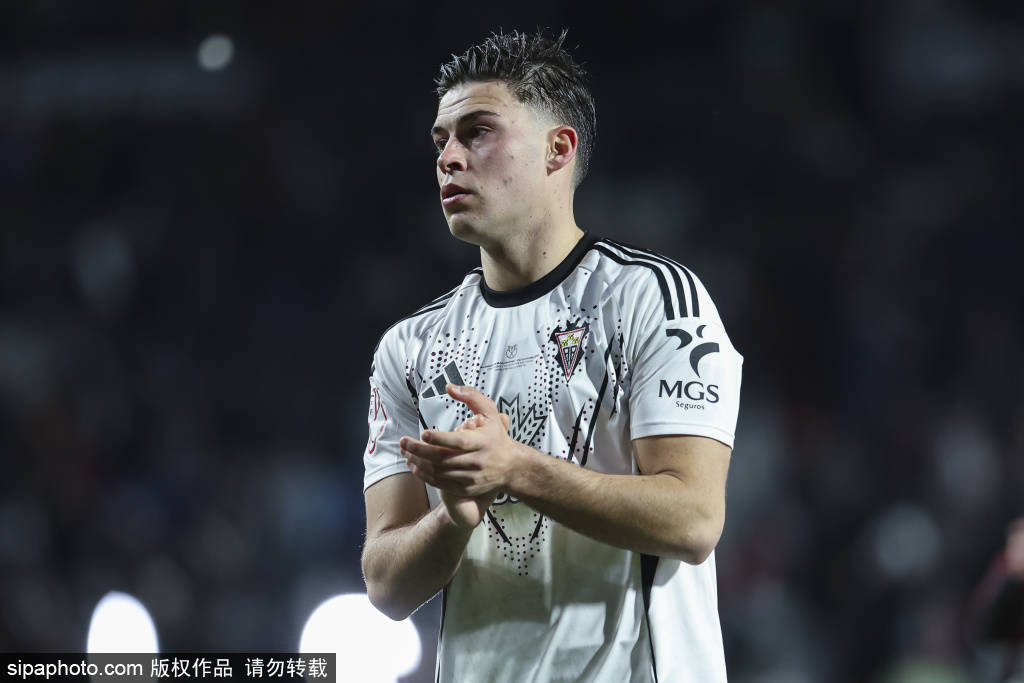 巴萨更衣室危机！拉菲尼亚能否成为新普约尔？弗里克苦寻领袖