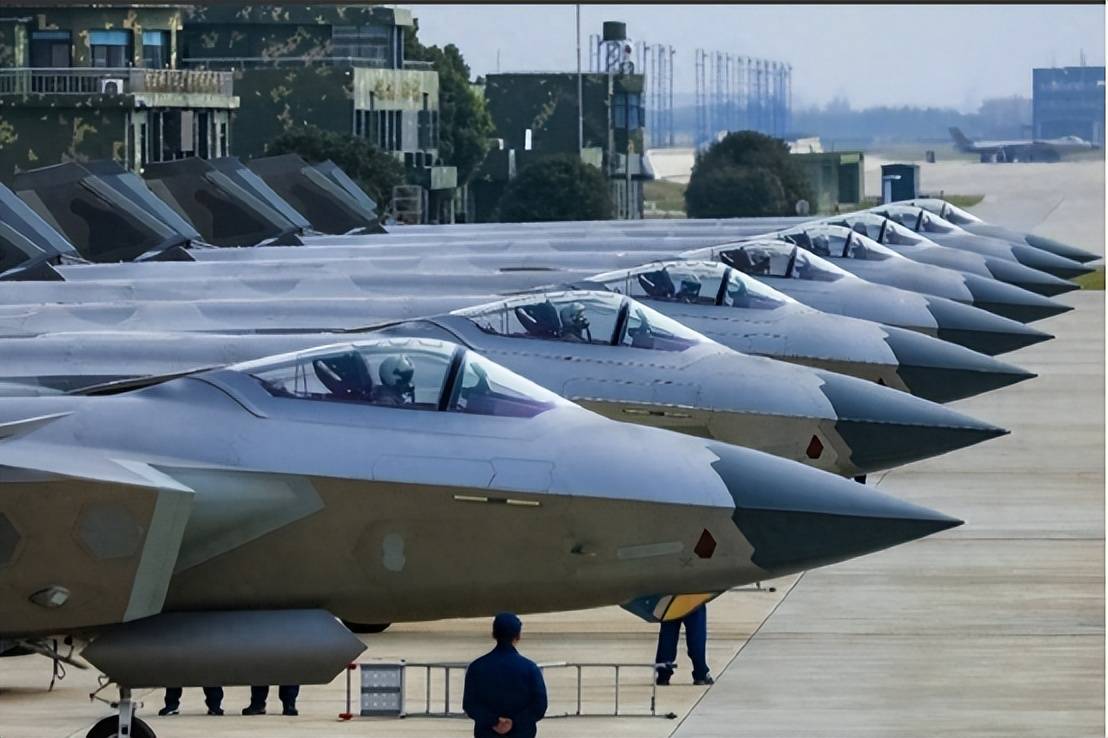 歼-20常态化驱离，美军意识到：中国变了，不再把F-35放在眼里！