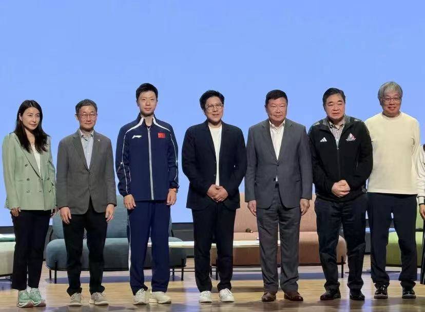 马龙出席香港公益活动，霍启刚郭晶晶做东，向马龙发起“挑战”